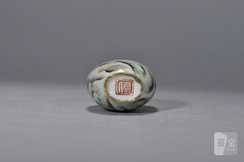 清乾隆 粉彩云龙三现纹鼻烟壶 - 图4